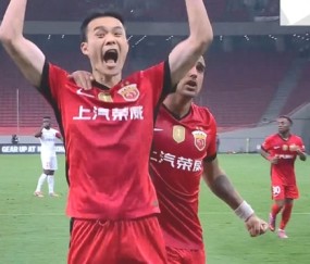 下半场开场仅1分钟，刘若钒包抄破门完成传射，海港2-1领先玉昆