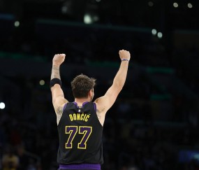 东契奇赛季表现：场均33.5分荣膺得分王，出场不足或无缘最佳阵容