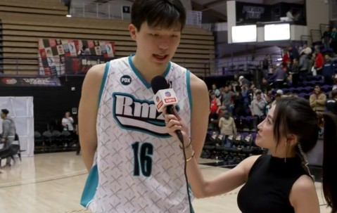 im电竞-10个助攻变2个，杨瀚森三双没了！8次秒传猪队友却吐饼，不如CBA