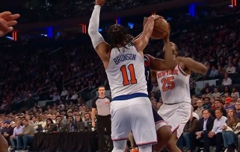 被防得很难受！哈登一对一强攻 遭布伦森生切