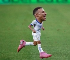 水平如何？姆巴佩社媒晒篮球单打成功视频+大头小人PS图片